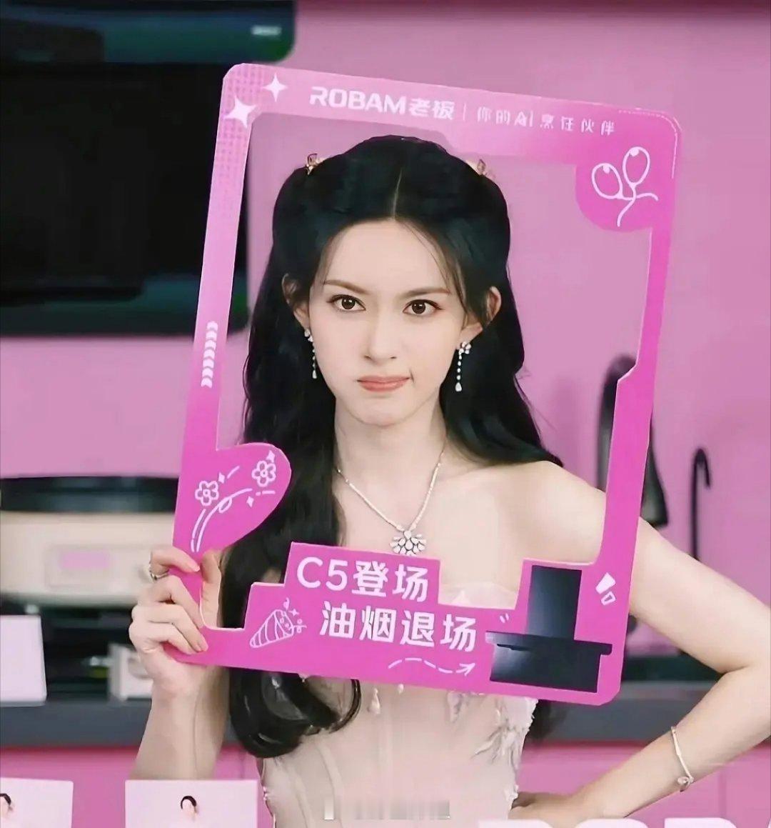 孟子义改妆容了  少了一些粉嫩的腮红，脸上色彩少一些，人显得更干练清爽了 ​​​