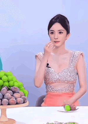 尴尬至极！
被杨幂和杨紫的吃相整不会了，
真是“不食人间烟火”的仙女啊，
吃一口