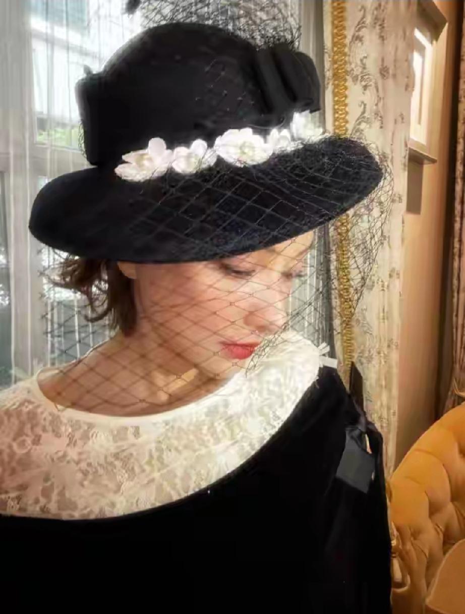 吴昕恋情曝光后首晒九宫格！身姿窈窕少女感拉满，被爱状态太绝
 
     4月2