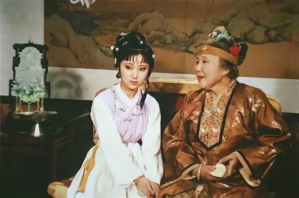 这是陈晓旭版林黛玉刚入贾府的真实剧照，林妹妹好像一朵小白云一步一步飘进了贾府的内