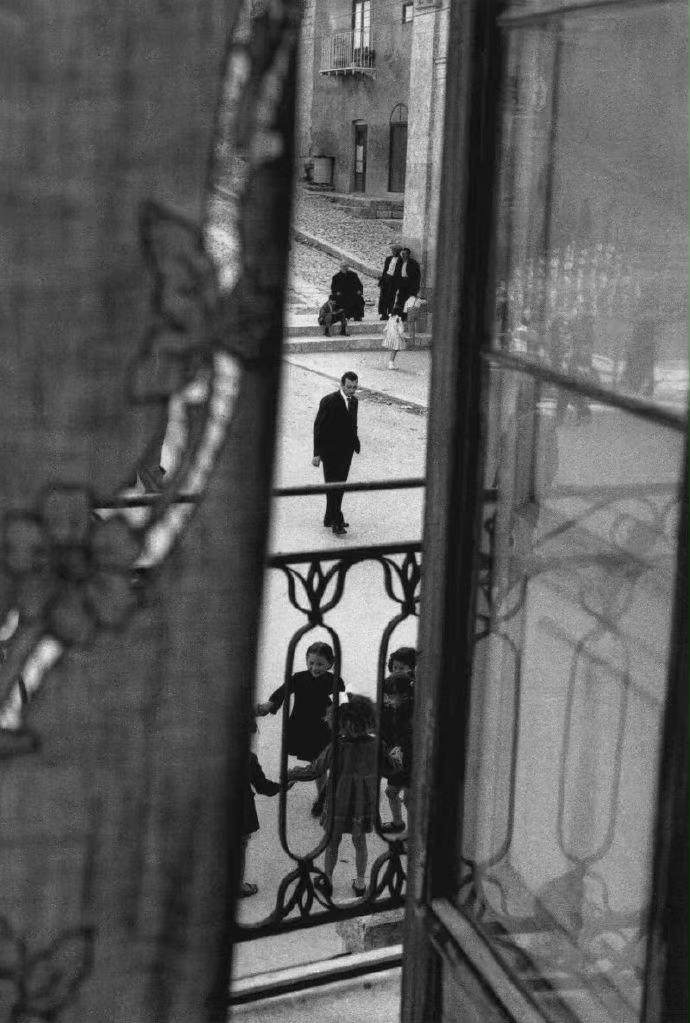 所谓智慧，就是孤独者，在人声鼎沸的市场上，对自己的窃窃私语。—— 尼采 ​​​