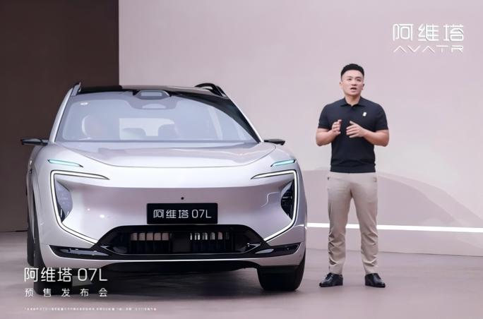 在中大型SUV赛道，为空间牺牲颜值几乎是普遍现象，阿维塔07L则用原创未来美学打