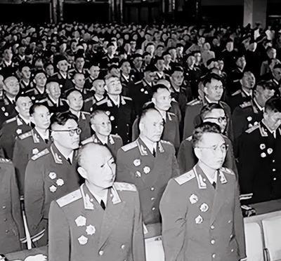 1955年，授勋前夕，叶剑英元帅检查授勋人员名单时，突然面色一沉，指着上面两个人