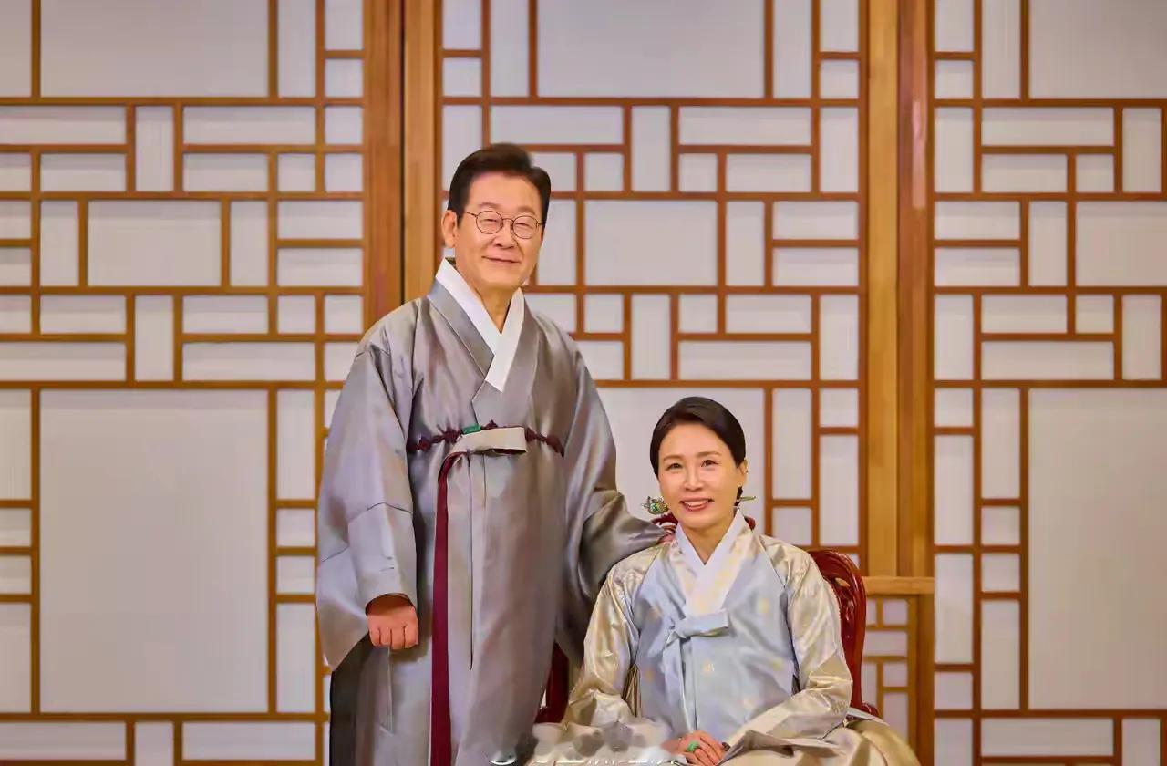 在韩国传统节日秋夕节（中秋节）来临之际，李在明和夫人金惠景身着韩服向国民致以节日