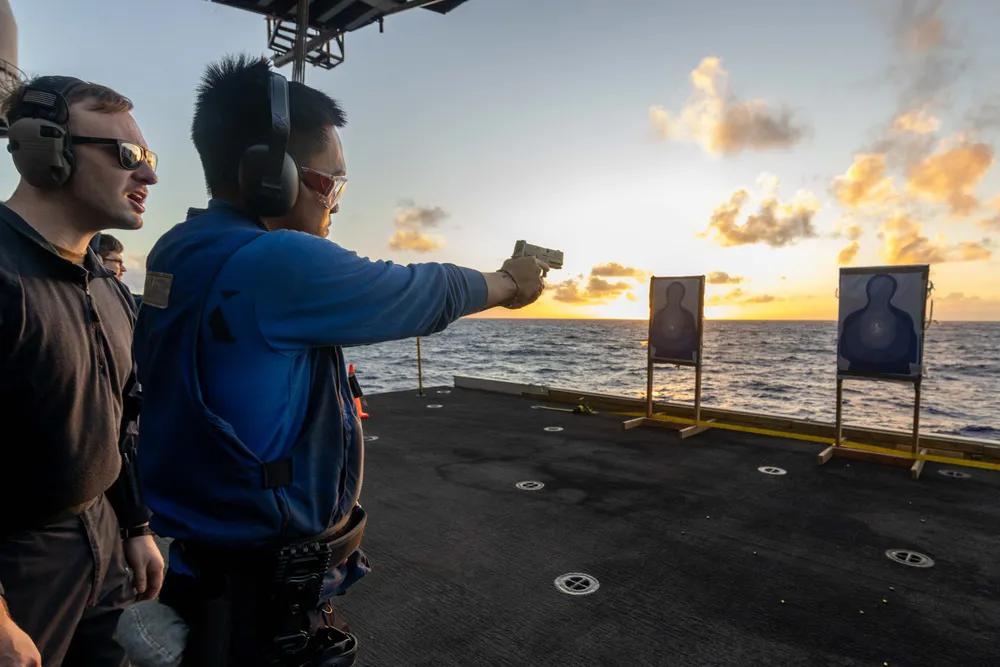 美国海军水手于2025年12月18日在尼米兹级航空母舰亚伯拉罕·林肯号（CVN 