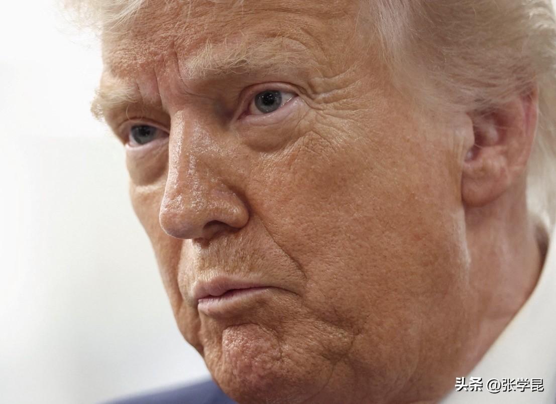 特朗普今天发文叫嚣：“我们正在军事、经济及其他所有方面彻底摧毁伊朗的恐怖主义政权