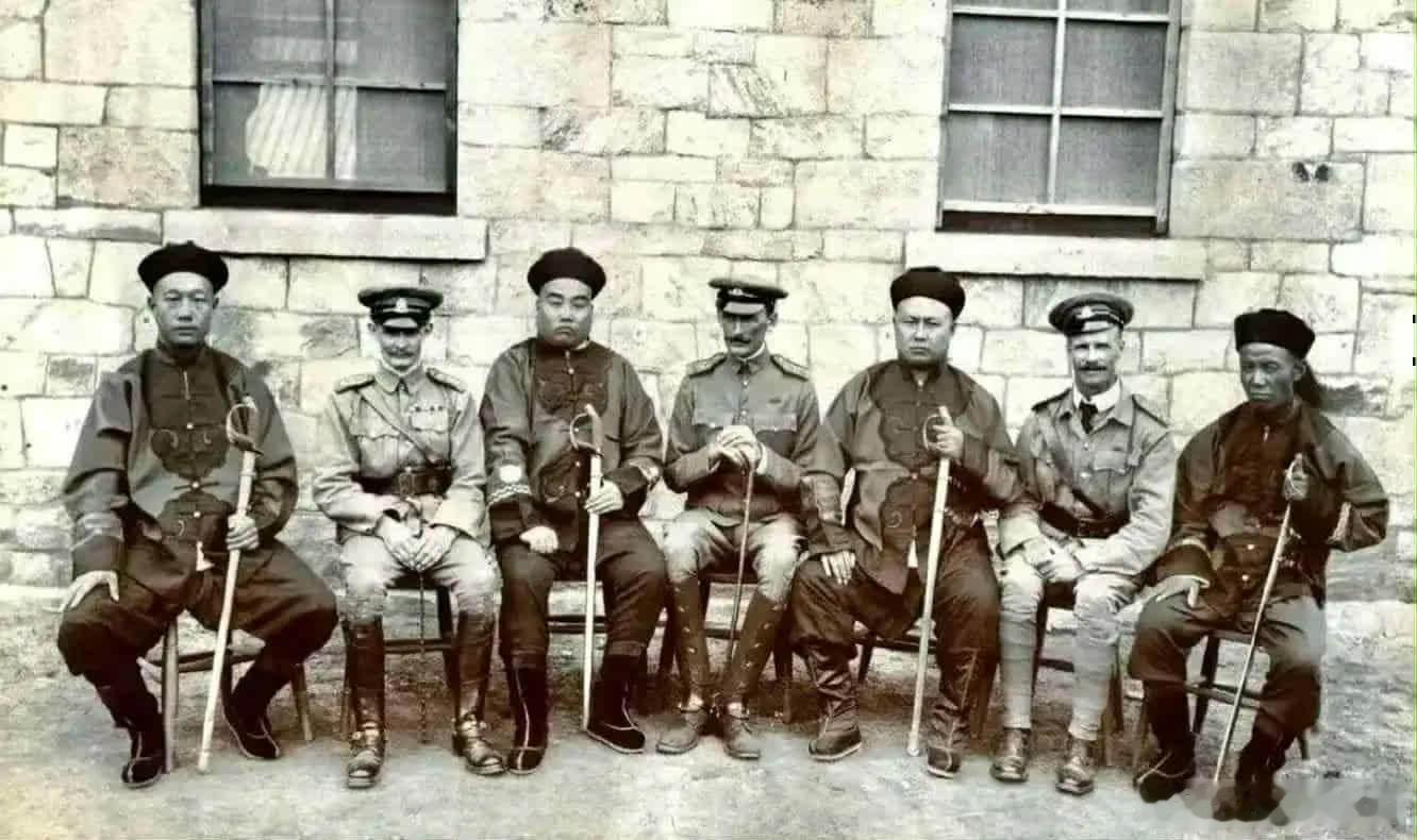 1910年在山东的满清新军军官与英国军官的合照。新军36镇的改革计划，到这个时候
