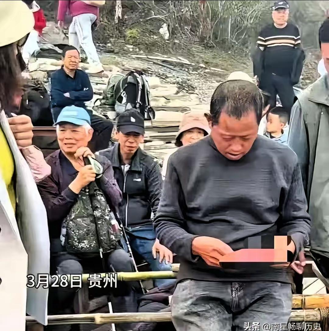 泪目！贵州梵净山，两名轿夫坐在路边，眼巴巴看着游客走过，没人停下。年轻女子路过时