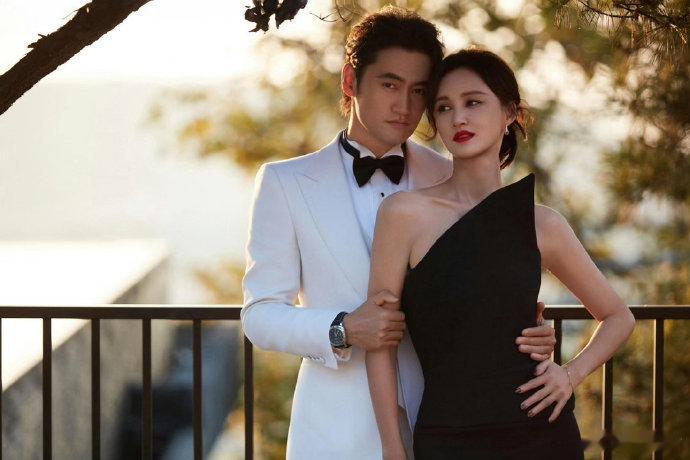 袁弘看张歆艺的眼神根本藏不住 最动人的从来不是刻意秀恩爱，而是多年相伴后，依旧下