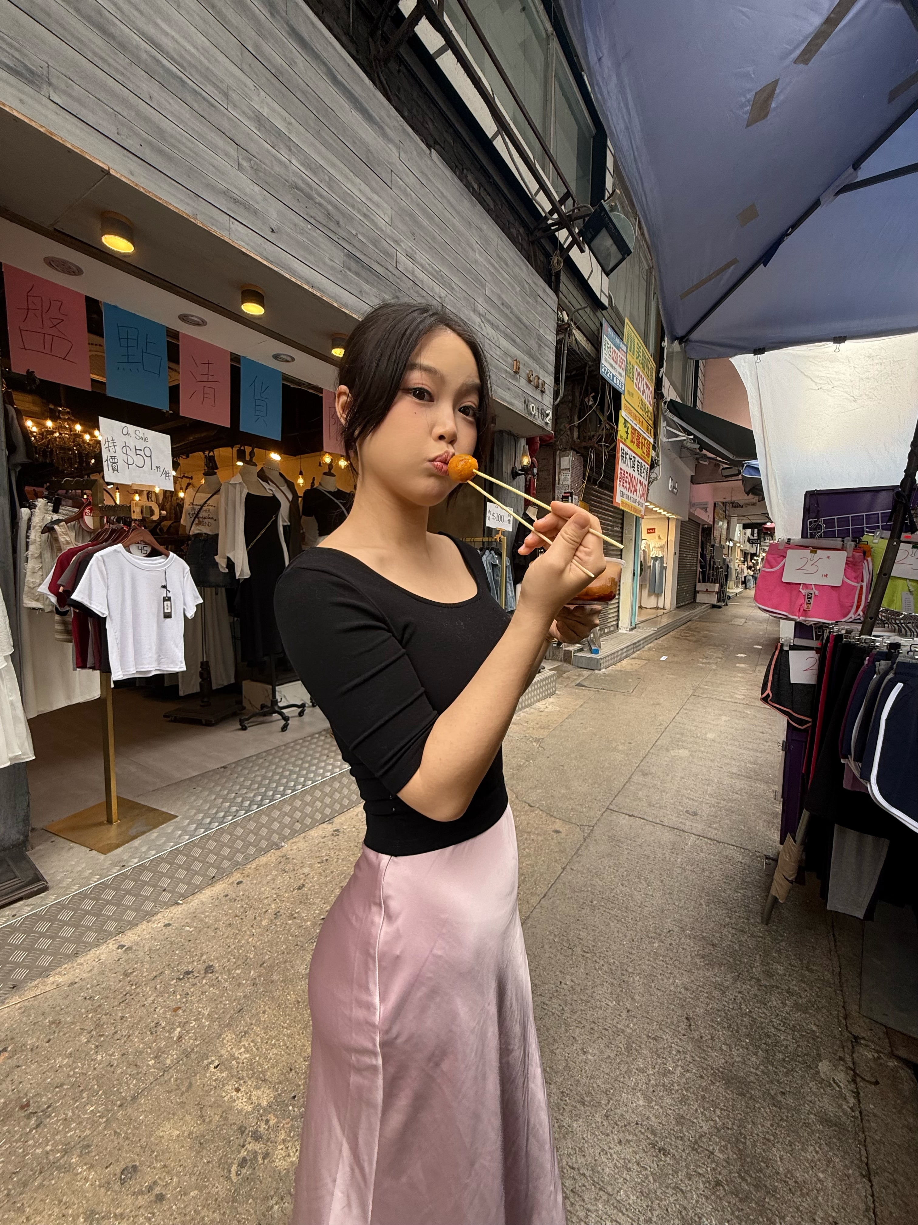 HK美食篇：五颗星为满分1-2肥姐小食十分不推荐。冷的鱿鱼+内脏还配甜的酱还有芥