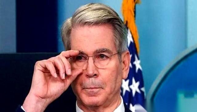 4月15日，白宫简报室的投屏亮起，美国财长贝森特当众摊牌了：谁敢再动伊朗的原油和