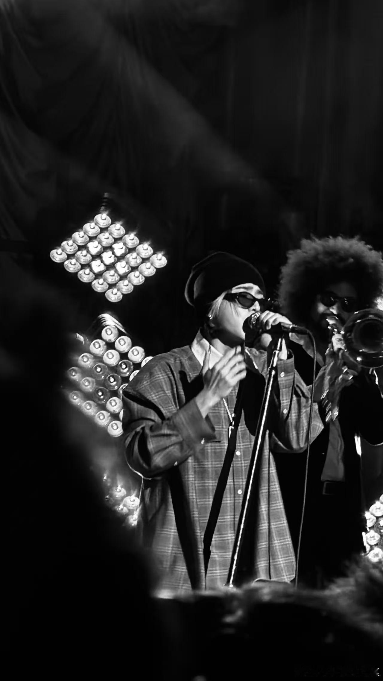 蔡徐坤改编spotlight 刚才给圈外朋友听这个改编版，朋友都问为什么这首歌听