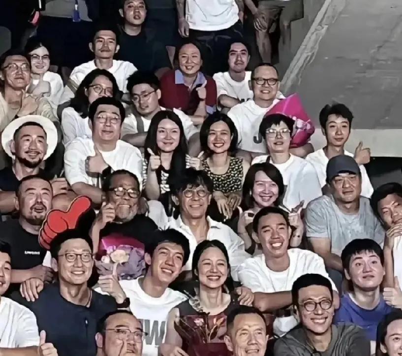 这里有姜文的一家人，哪位慧眼能识出来。姜文的头发留长，感觉年轻儒雅了许多，周韵脸
