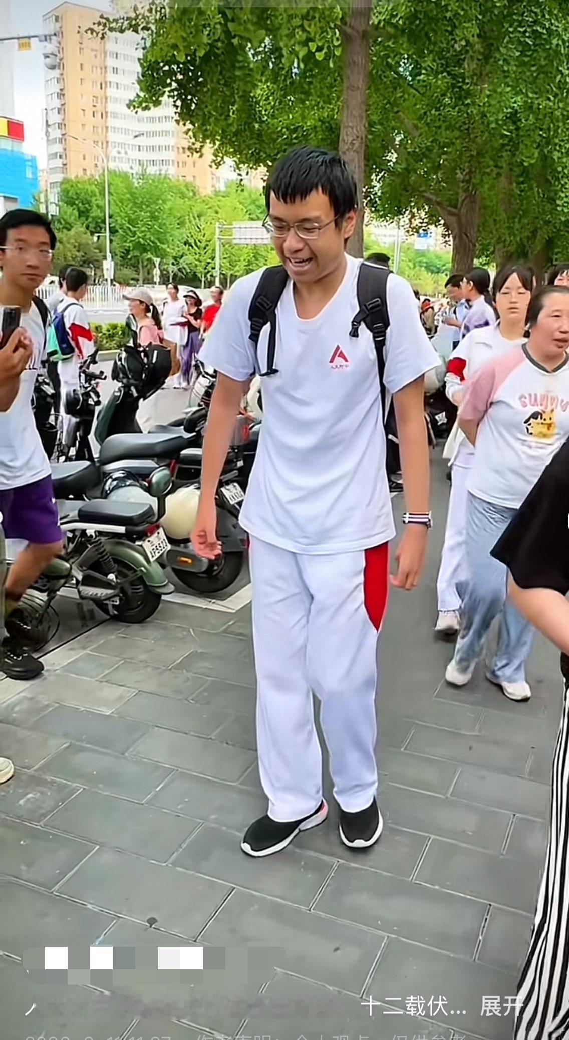 人大附中学霸完成考试步出考场步态沉重表情呆滞！现在有些年纪轻轻的孩子，看着暮气沉