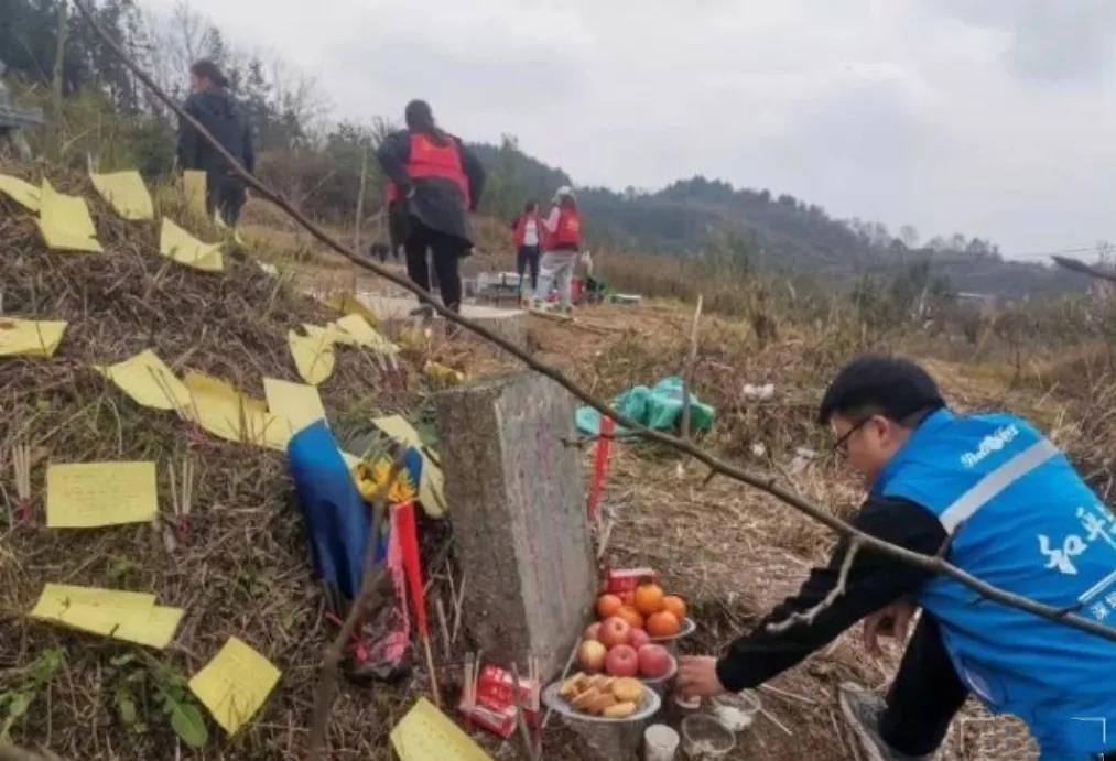 2022年3月，贵州凯里的雷女士为母亲扫墓，她注意到不远处那座荒坟，这座坟从没有