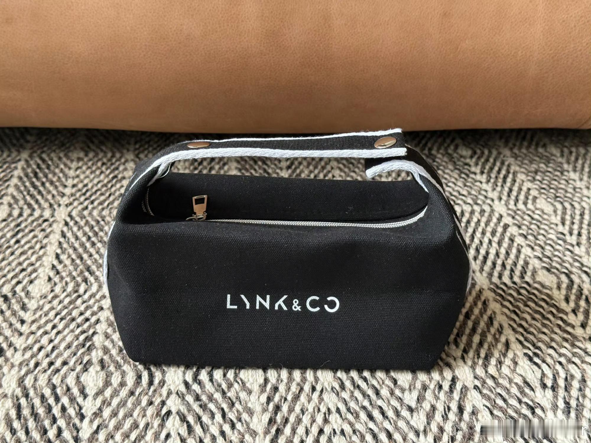 今天给大家抽一个领克洗漱包～评论就有机会中间哟！静静宠粉来啦  北京  抽奖详情