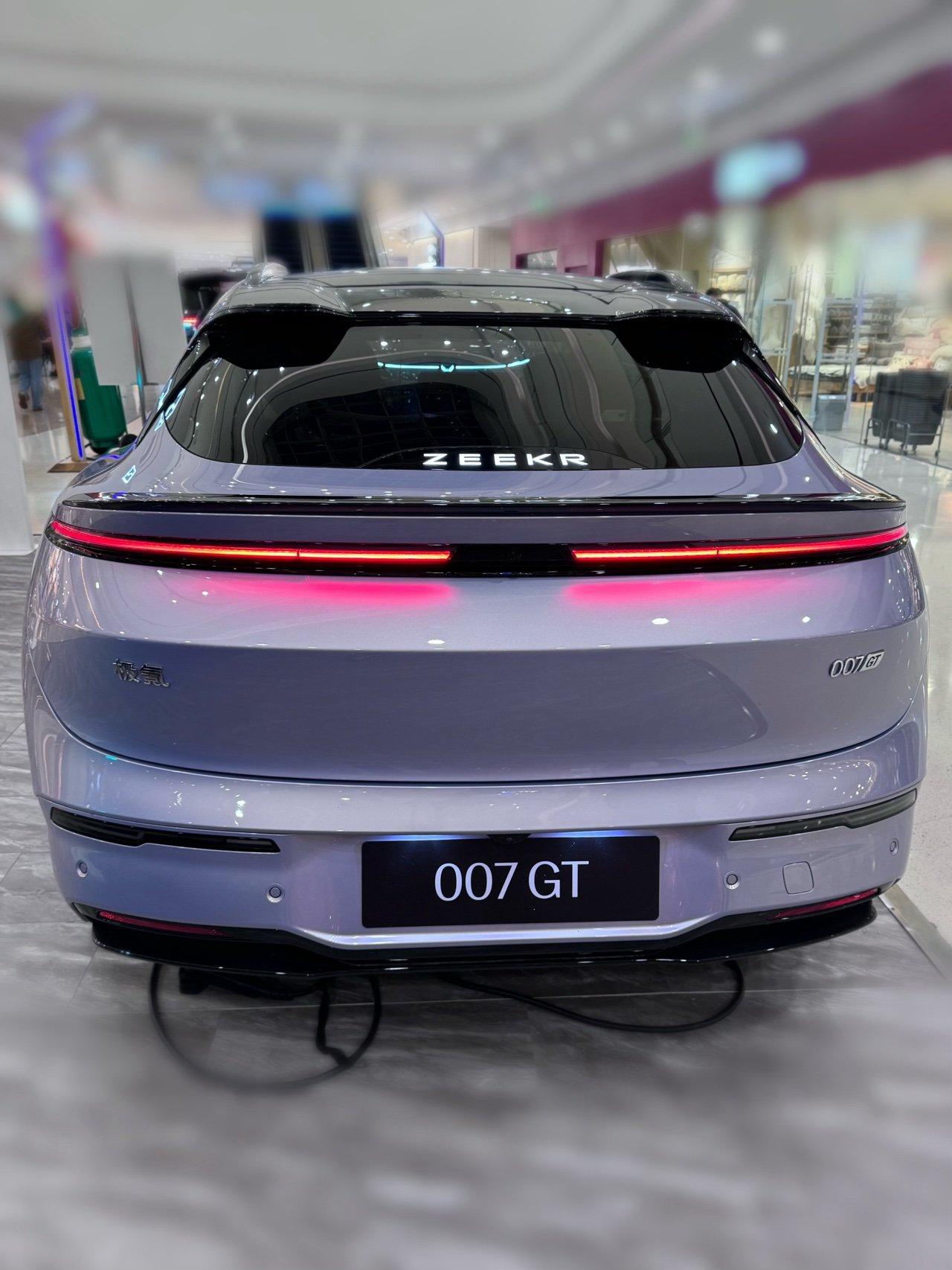 极氪 007 GT一露面就自带气场，那种贴地飞行的运动感真的太戳人了，光看姿态就