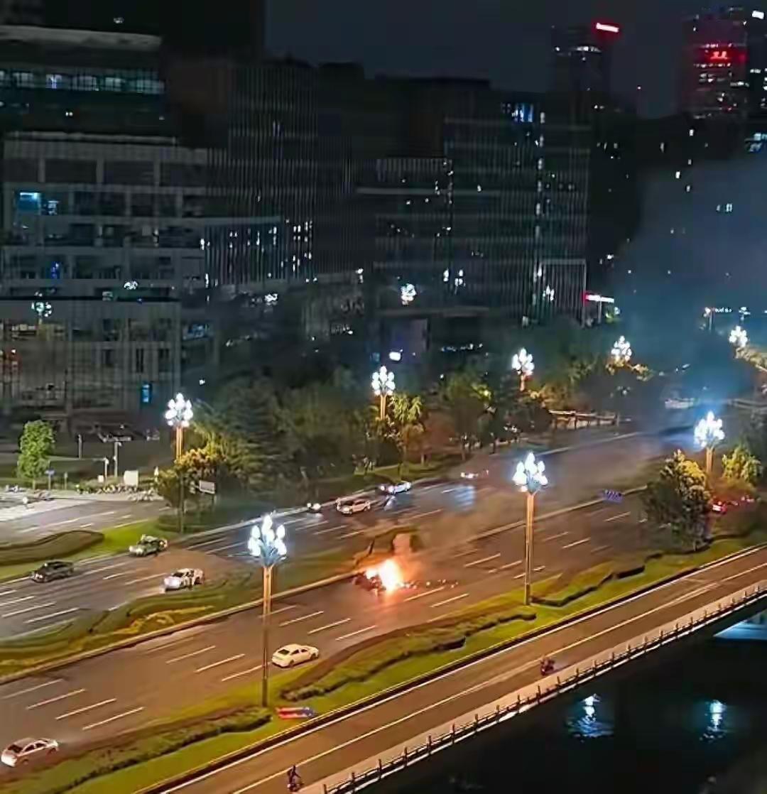 凌晨三点的天府大道，一辆燃烧的电车在夜色中划出刺目的光弧。路人们用灭火器喷射、用