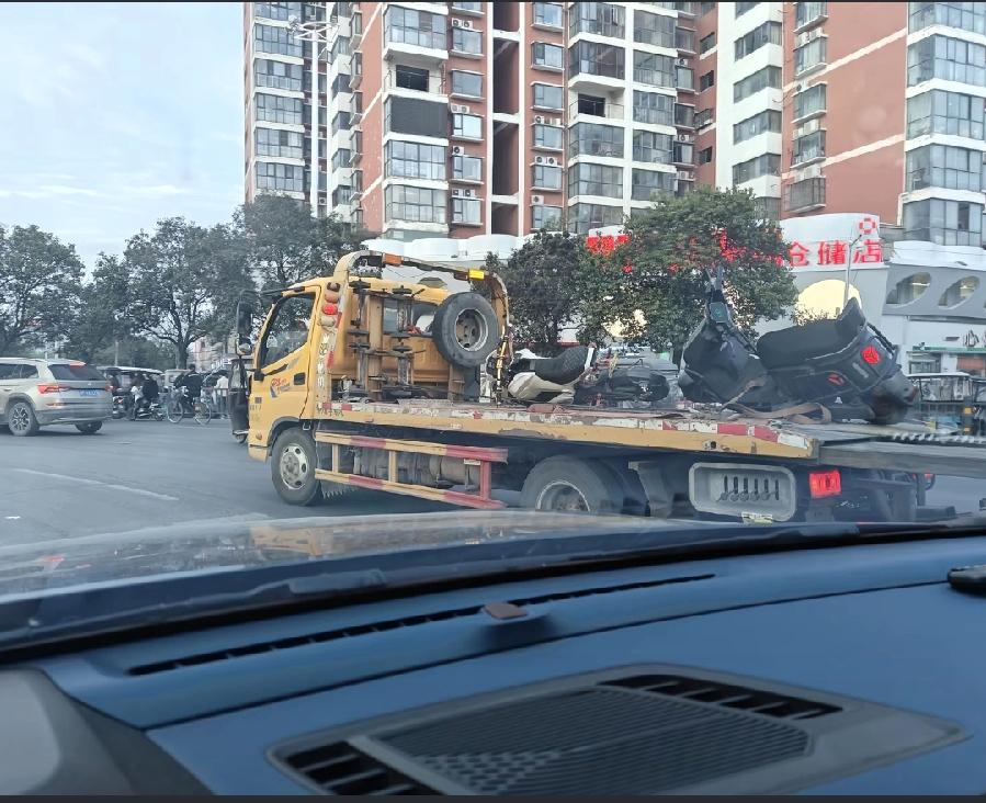 项城俩骑电动车十几岁小伙，闹出大事儿，拖车拉走时，一辆大架黑色某迪电动车，一辆白