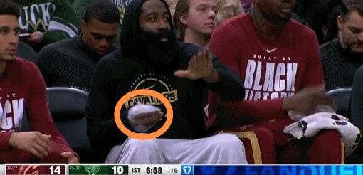 哈登投篮手拇指骨折，将缺席十多天。

哈登加盟骑士取得7胜1负，没想到顺风顺水之