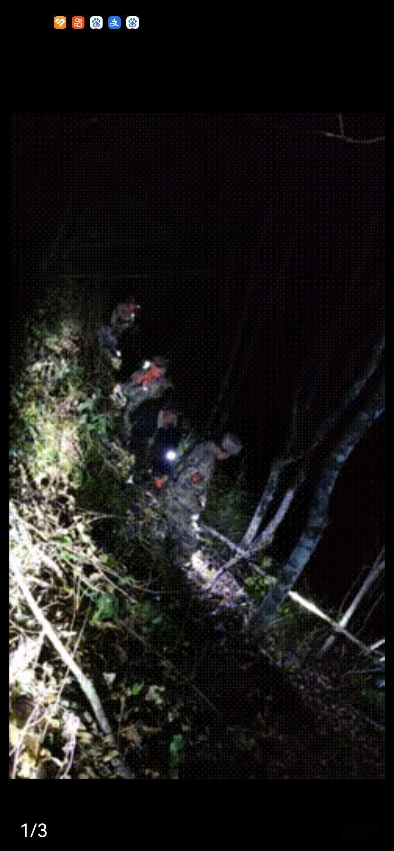 在湖北恩施州山区，老人为赶去给山那边的80岁岳父祝寿，抄近路不慎在山里迷路，被找