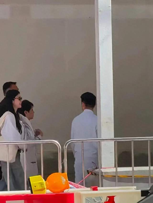 奚梦瑶陪婆婆逛街太乖巧！穿白外套比何猷君高半头四太这双腿绝了