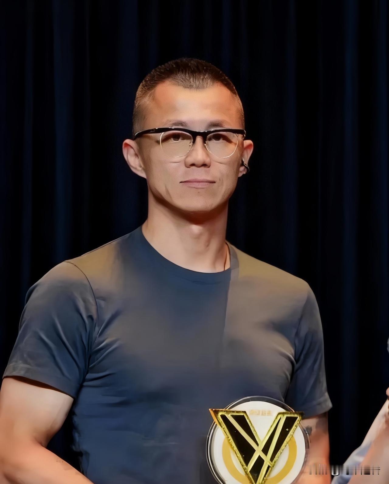 看陈震这事儿闹的，真是一点都不值得同情！

以前在视频里义正言辞教训大家要有纳税