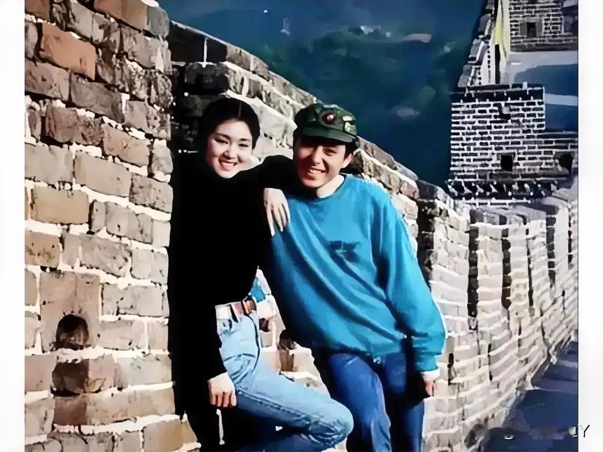 这张照片展现出了巩俐和男友张艺谋1989年一起游玩长城的情景，那时候巩俐24岁，