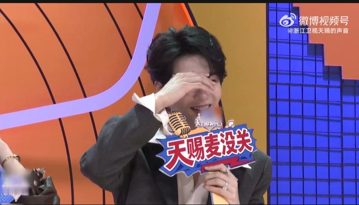 曾舜晞音综直播首秀真是有趣的正经人曾舜晞，怎么还把脸挡住了天赐麦没关天赐的声音