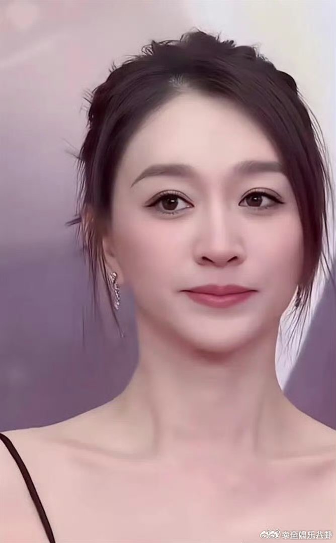 李心洁李小冉 棕榈树下的女人乘风2026李心洁一袭白衣温婉柔和，气质清雅尽显淡然