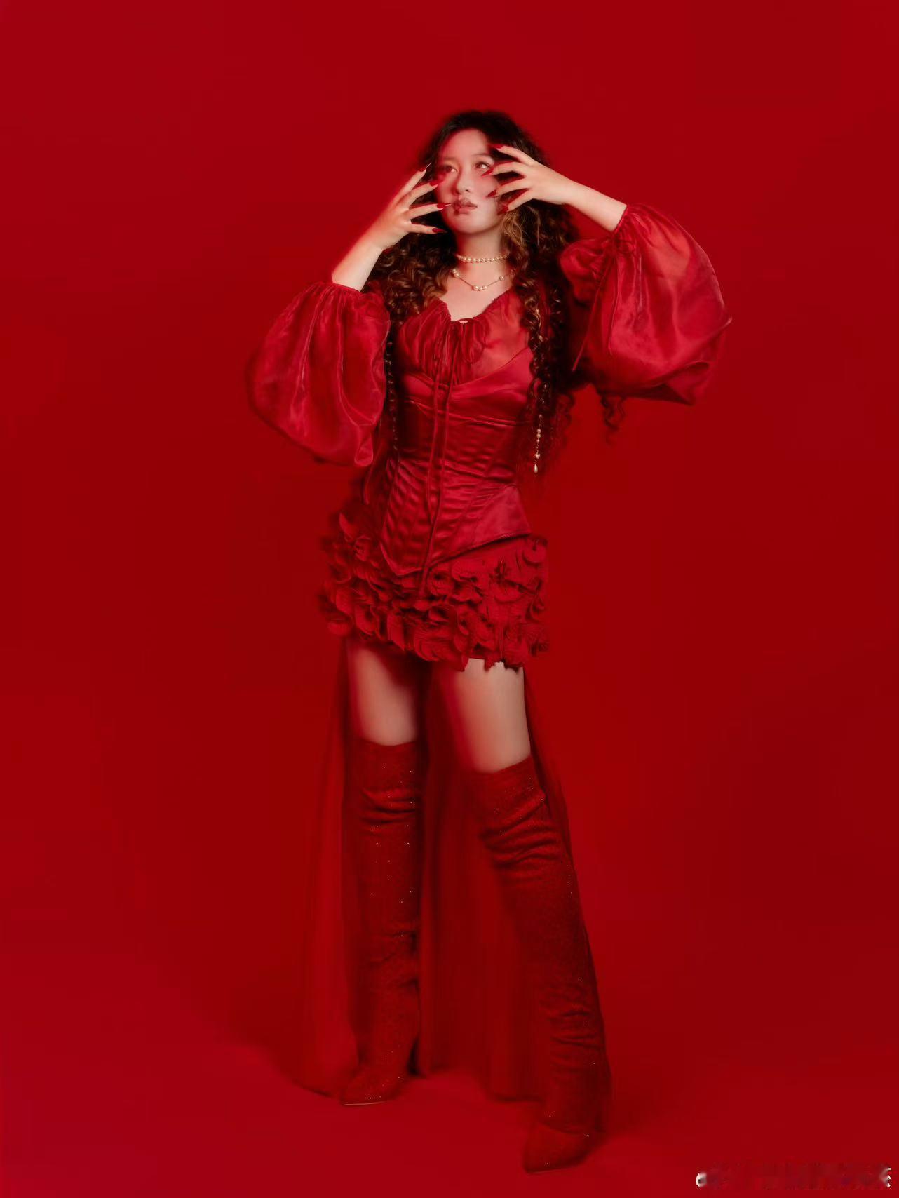 锤娜丽莎的时尚冲击 看锤娜丽莎这次的红色造型，气场全开，风格独特，绝对是女团中的