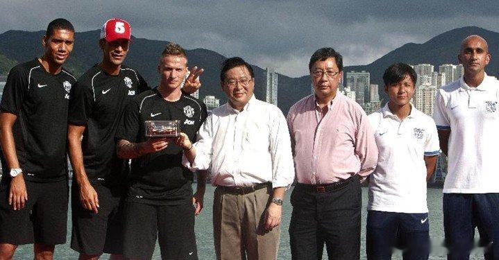 【曼联出席香港友谊赛启动仪式】7月28日，曼联队球员费迪南德及英超曼联队球员在香