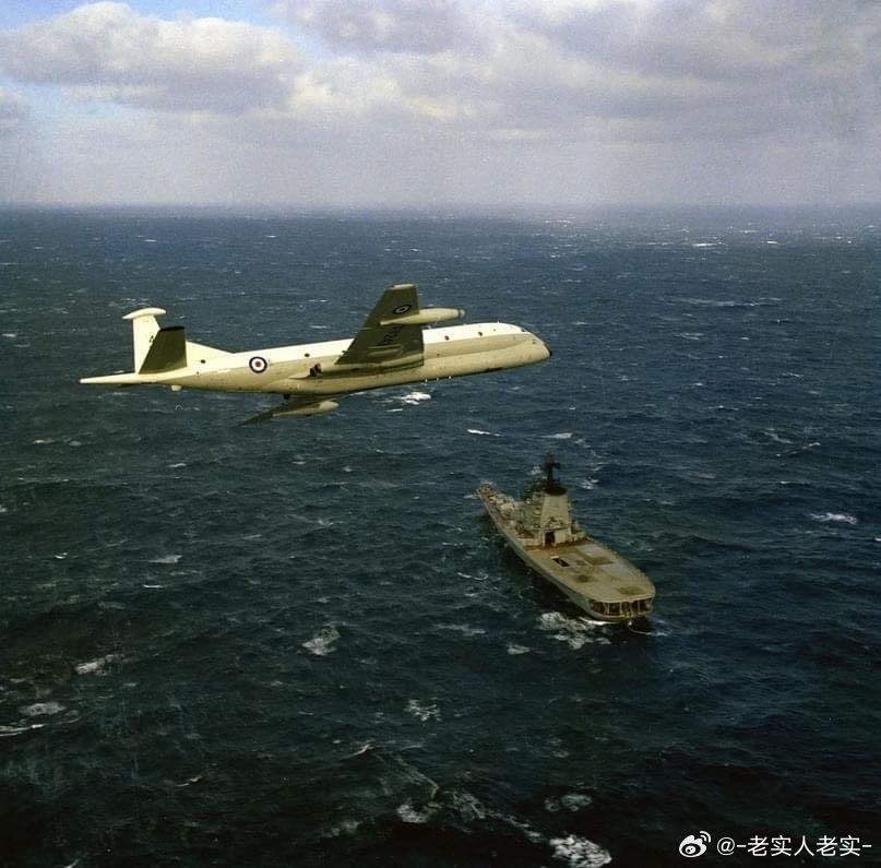 翱翔在莫斯科号反潜巡洋舰上空的猎迷#军事历史全触达##兵器影像##外军影像# ​