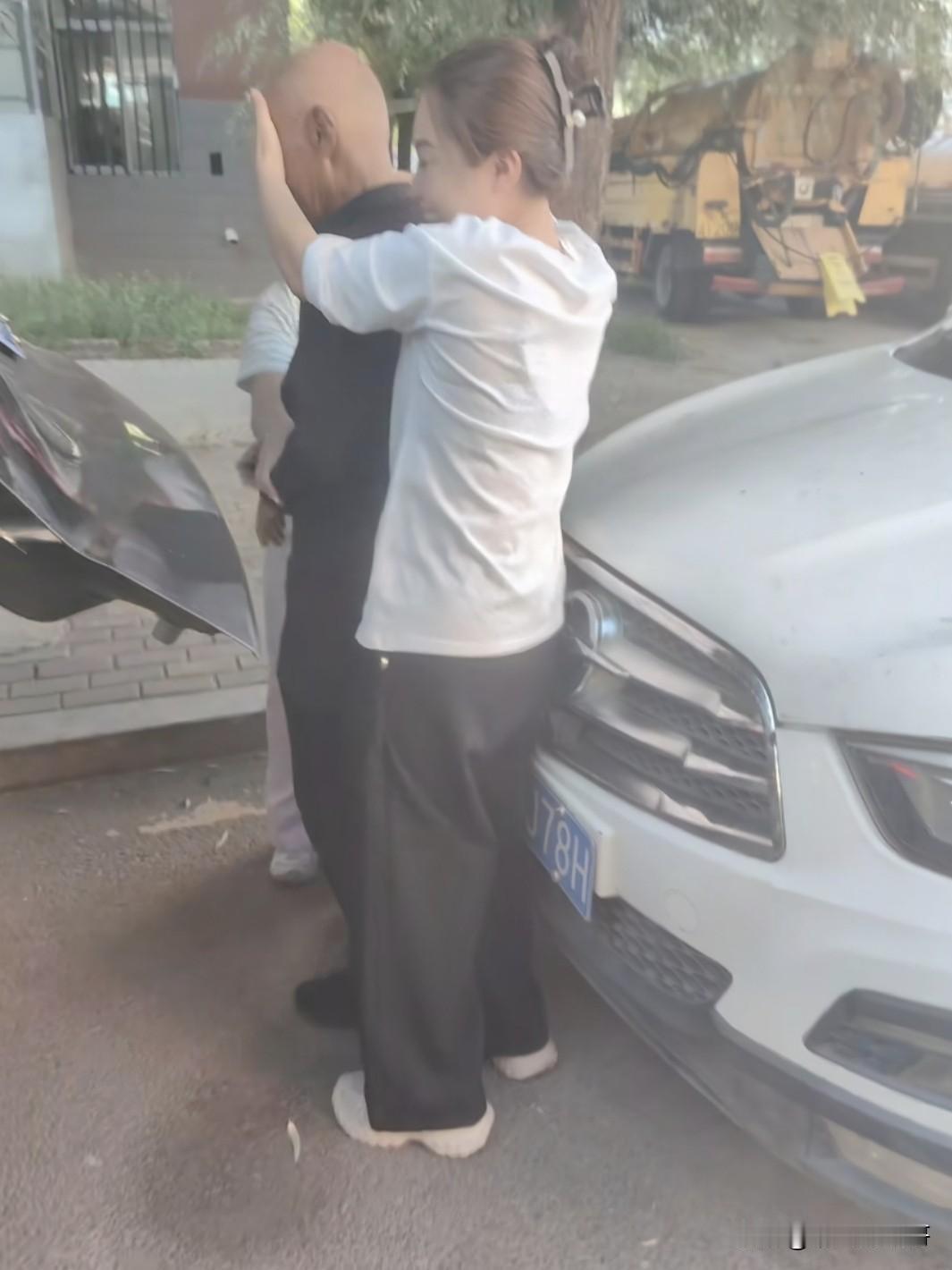 爷爷过生日，孙女送来一后备箱废纸箱做礼物，有人说孙女这是杀人诛心，仇人看到这一幕