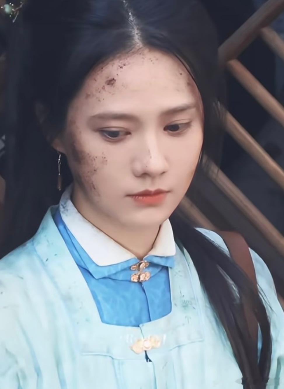 谁懂姜珮瑶拿火把这一笑！《两京十五日》杀青特辑名场面，火光映着带尘的脸庞，她笑得