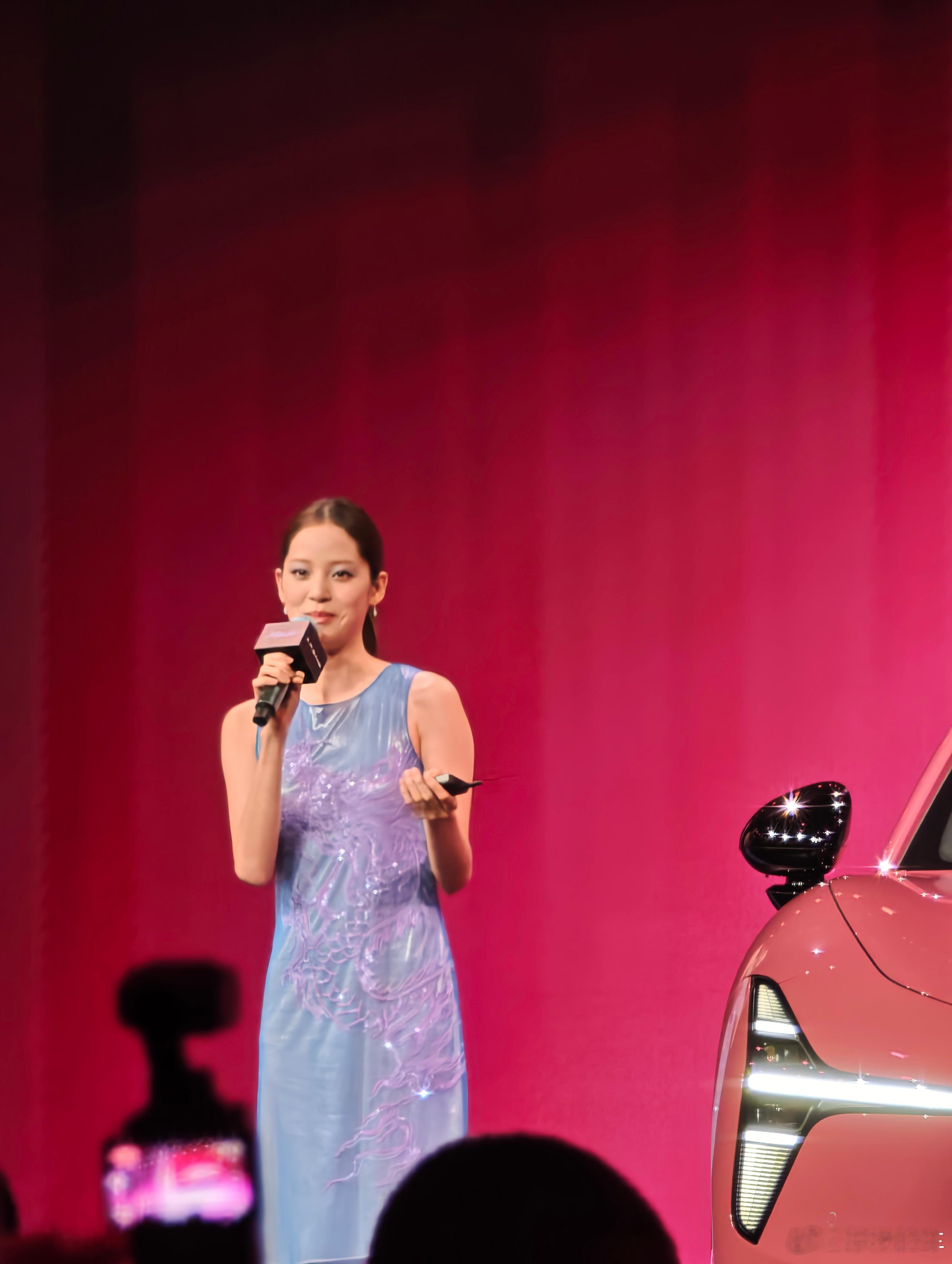 欧阳娜娜上场了，直接拿着遥控器来讲解小鹏MONA L03，我鹏的代言人演讲能力真