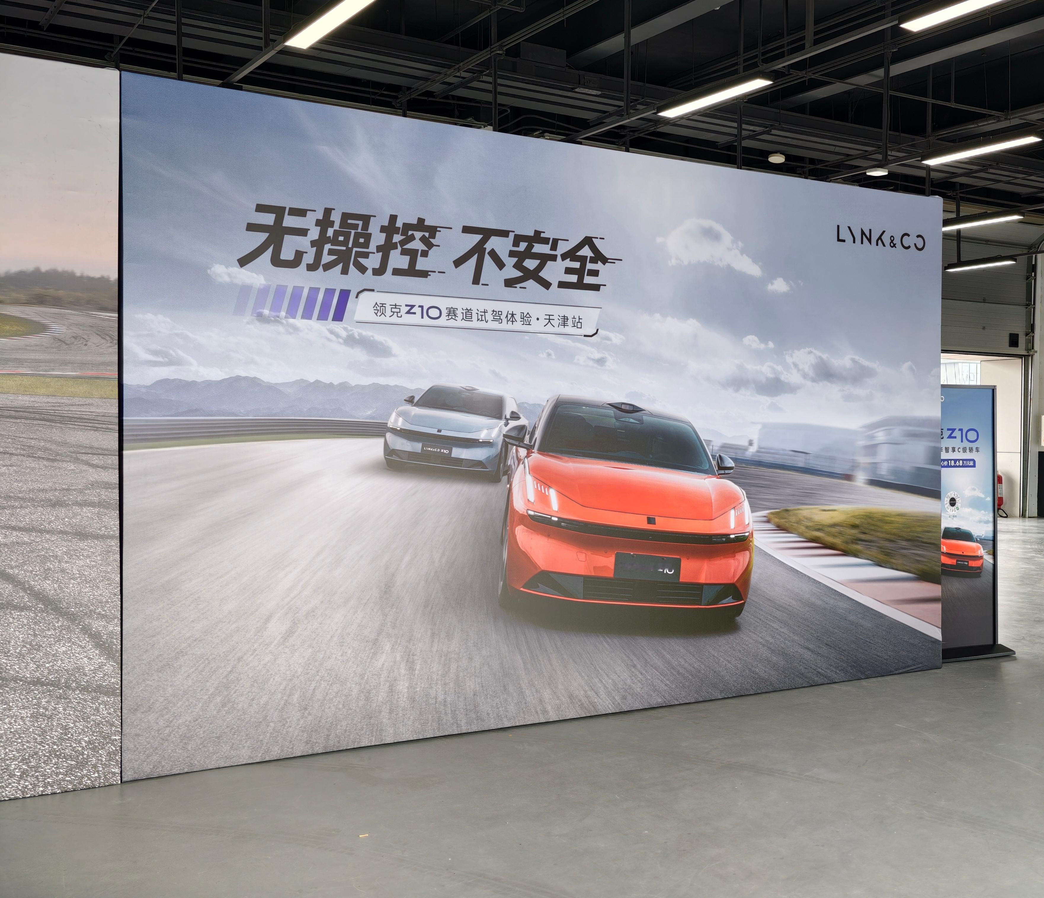 今天温度很高赛道表面温度可想而知专门来开领克Z10下赛道看到 车手们热情更高 大