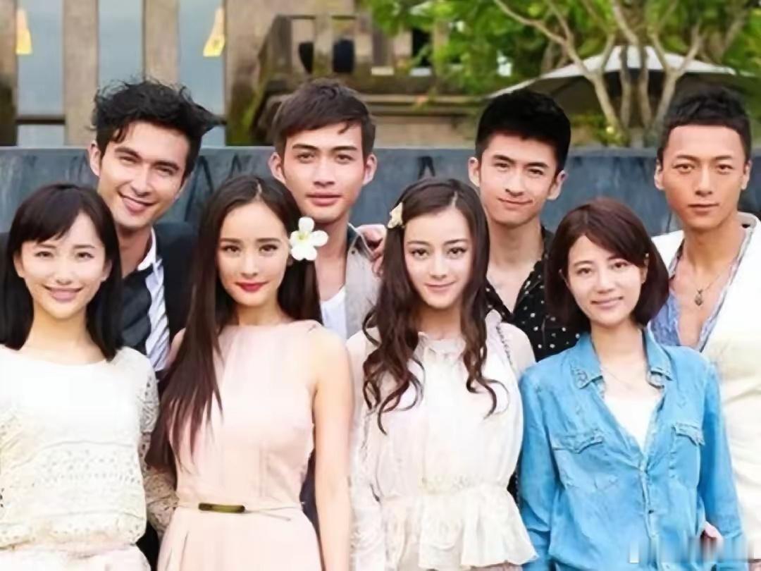 嘉行传媒早年艺人合照！那时杨幂挑大梁，迪丽热巴和张彬彬等人还很青涩，现在已经“成