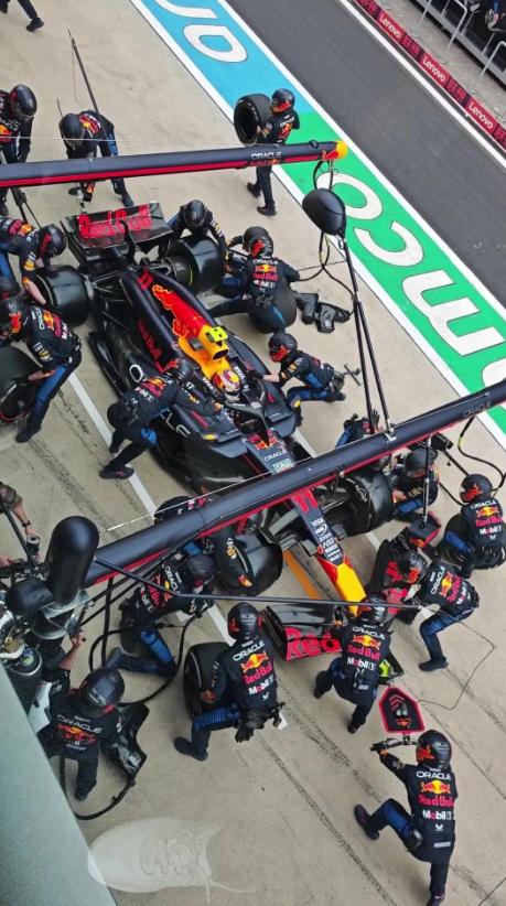 看了十年F1，第一次搞懂进站换胎为什么只要2秒
以前看F1进站，就觉得一群人围上