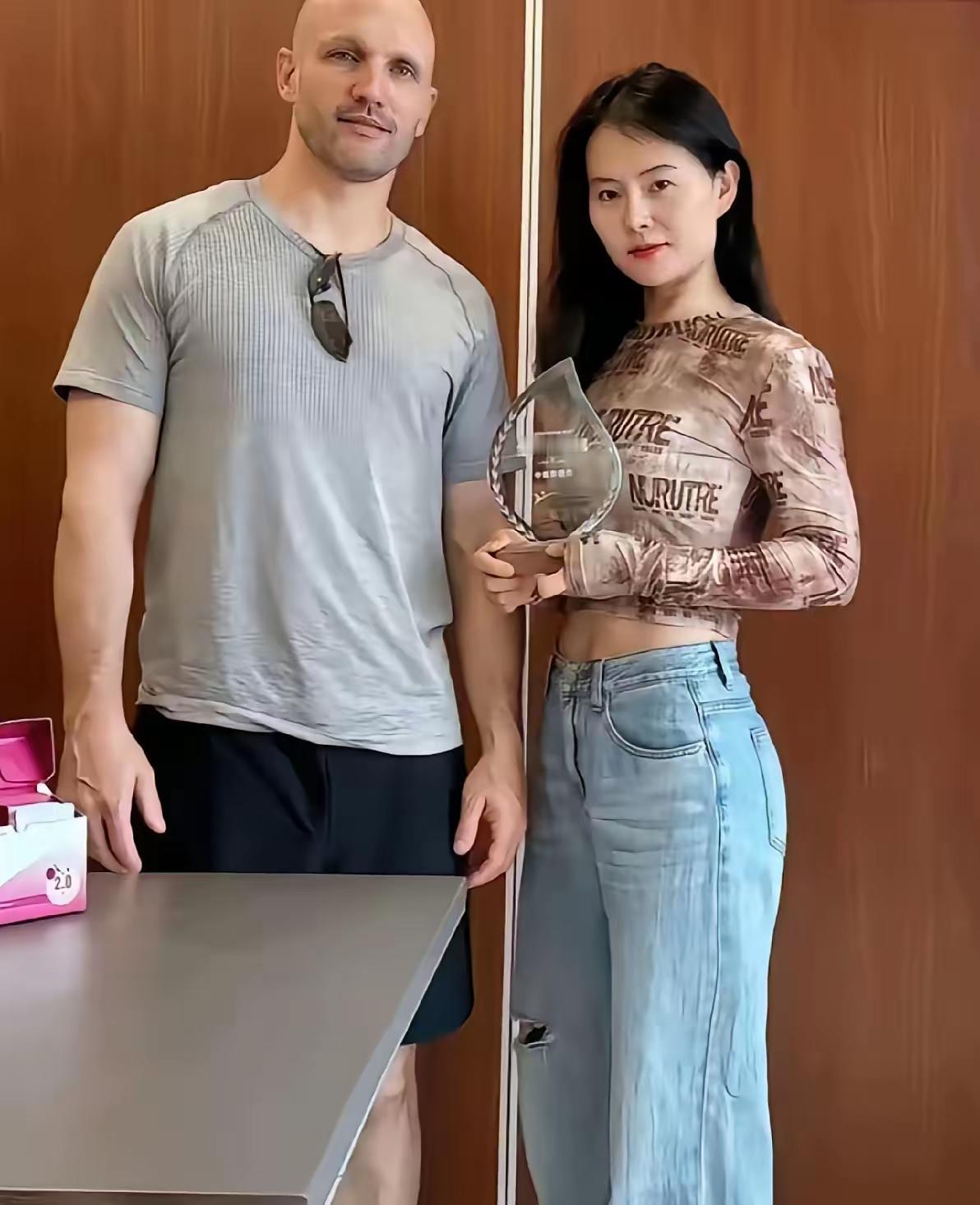 牢A的含金量还在继续，远嫁美国女网红翻车翻在大西洋

小易天天晒