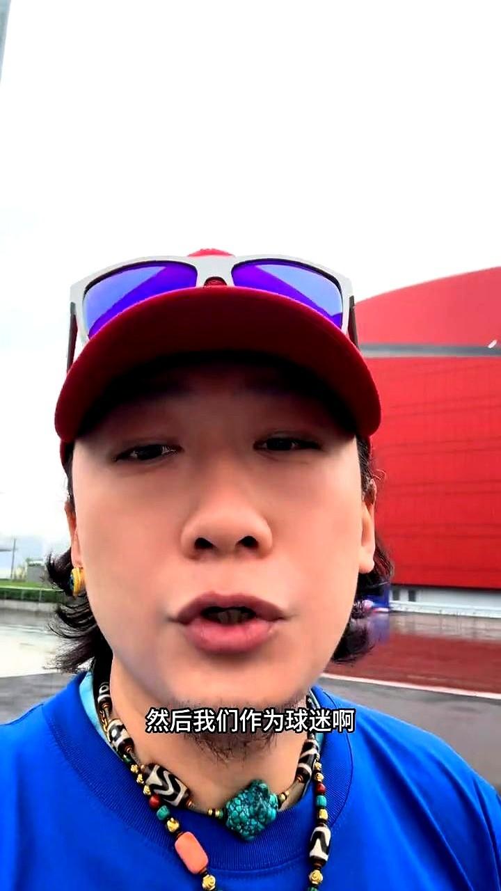 南京这球市，真有点东西。

一场业余足球联赛，南京奥体竟然涌进6万多人冒雨看球，