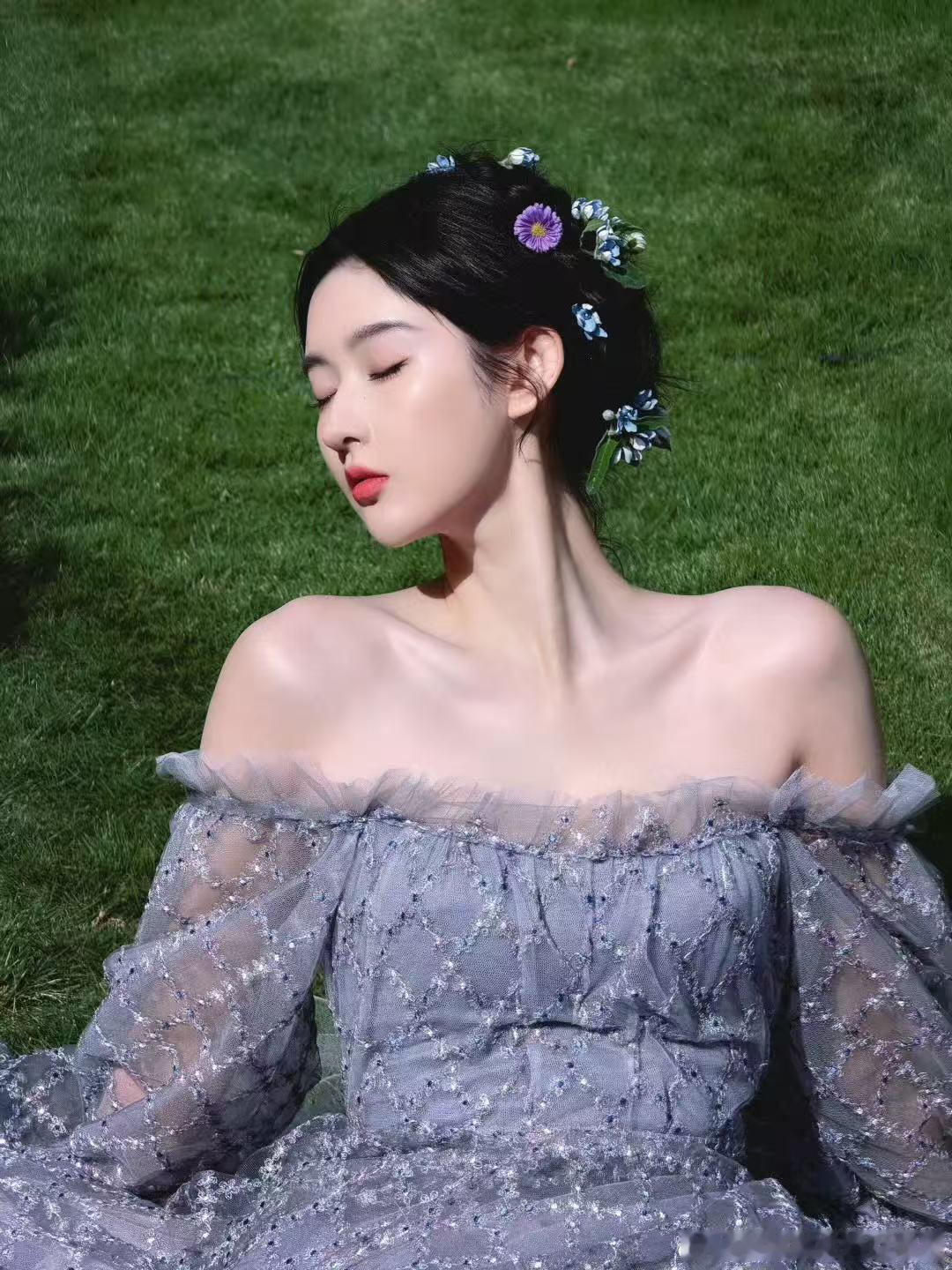 王玉雯紫色一字肩连衣裙 ​​​这个王姐美的好超过！！！花仙子本人了！ ​​​