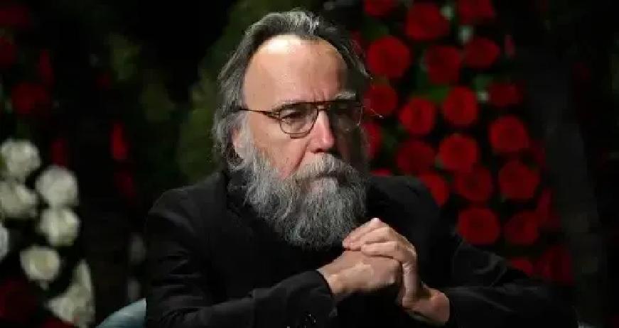 快讯！
就在刚刚，
真要和日本硬碰硬，最先该算的是账，不是血性。杜金这话刺耳，却