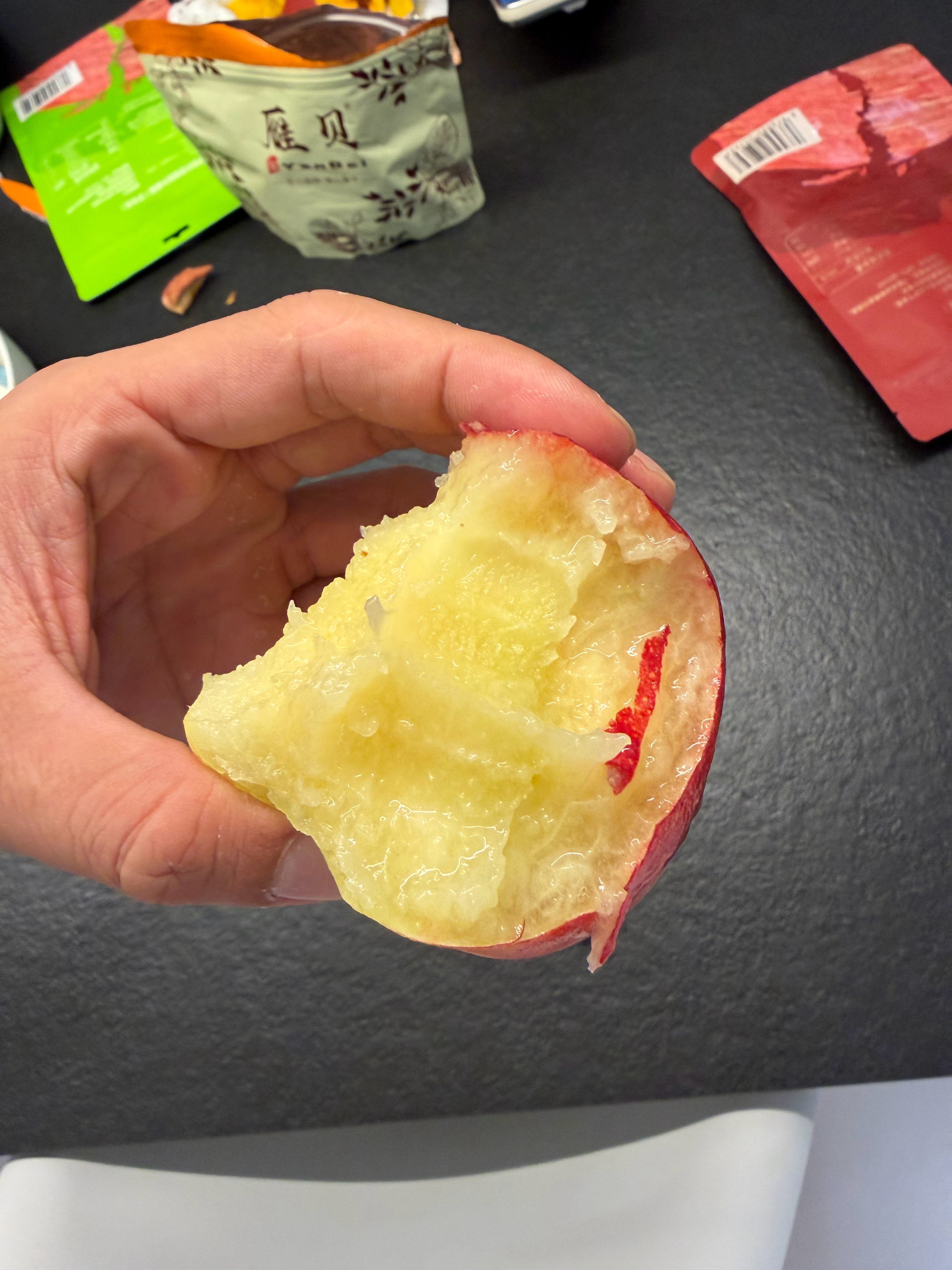 这桃子好吃阿 好大哥成都寄来的…确实好吃