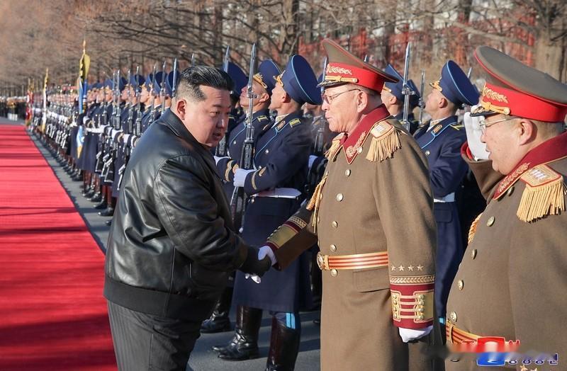 金正恩多次竖大拇指点赞阅兵式 朝鲜庆祝劳动党成立80周年阅兵式上，金正恩多次竖大