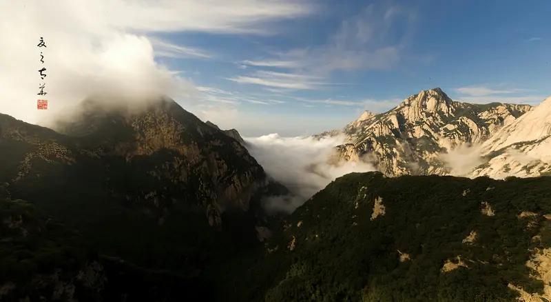 看到“云飘三山五岳”这个上联，瞬间感觉意境开阔。云，自在地在三山五岳间飘荡，画面