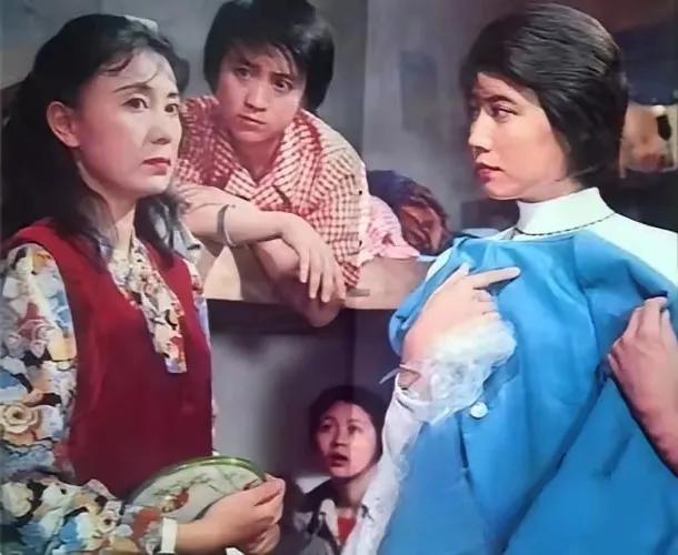 画面上的美女你还记得吗？1982年上映的电影《我在她们中间》，描写两个厂长对待年