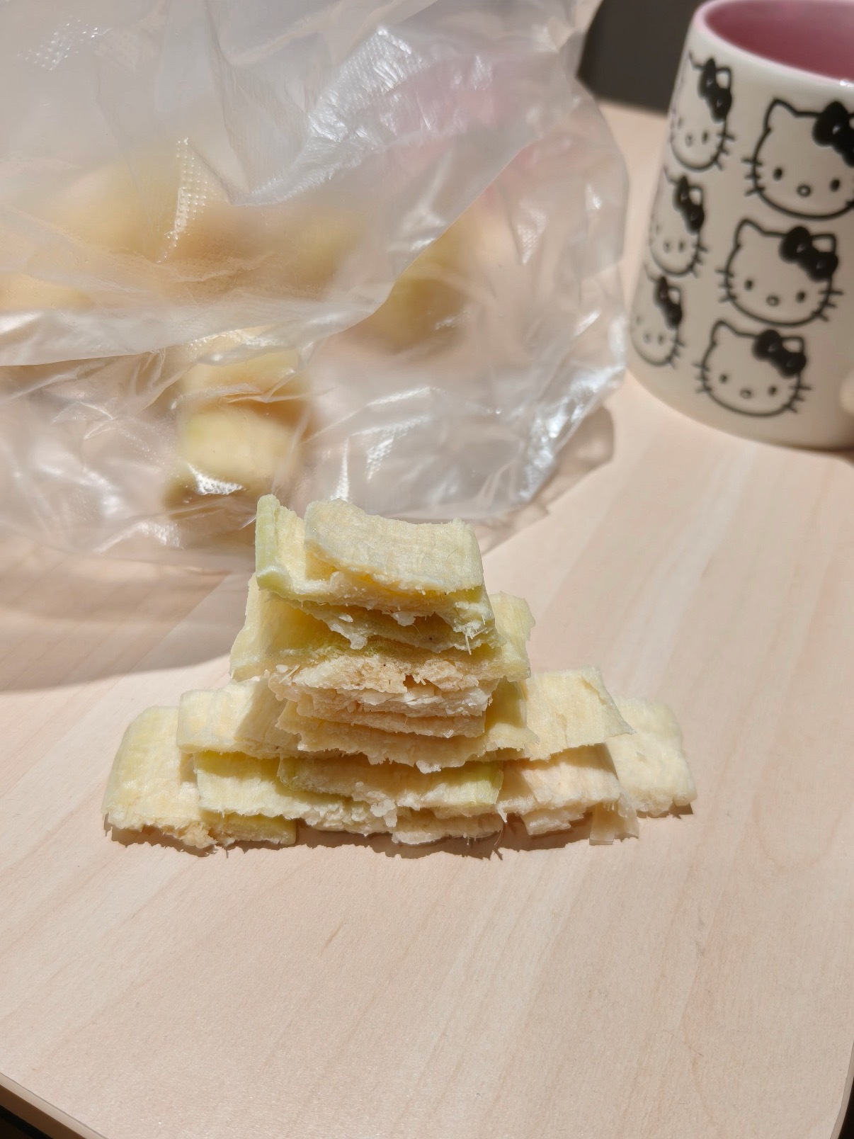 谁教你这样吃甘蔗的看人家把甘蔗切段冻硬了掰着吃，像啃水果冰棍又脆又冰。还有削皮扔