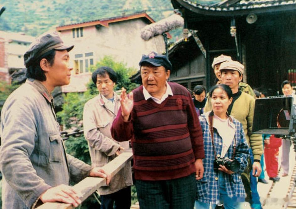 1996年影片《长征》导演翟俊杰（中）在拍摄现场指导毛泽东的扮演者唐国强历史影像