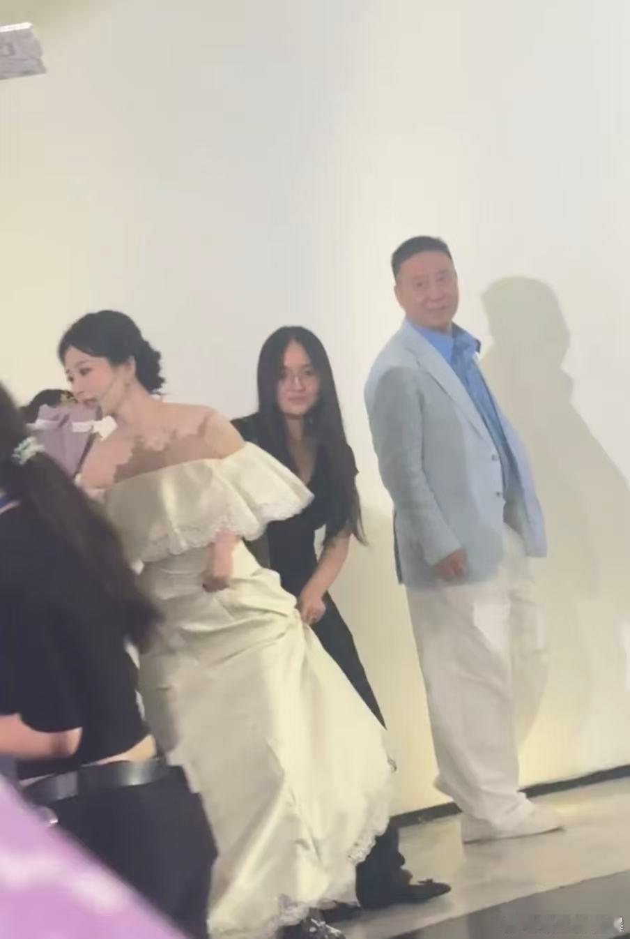 杨紫携紫爸下班 杨紫和紫爸一起下班，礼服绝美，一路挥手超宠粉，状态绝了，紫爸很亲